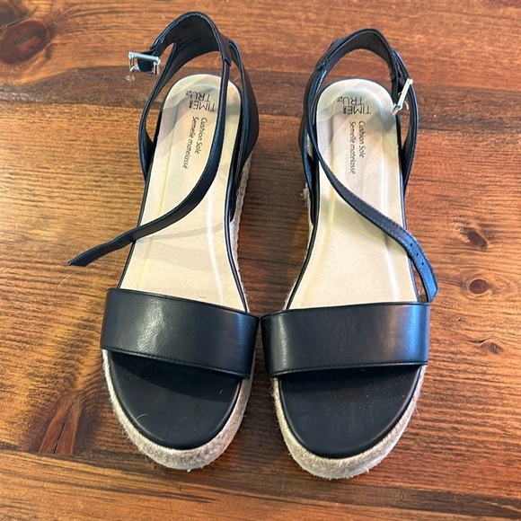 Ladies sandals with buckle closure. - Picture 1 of 3